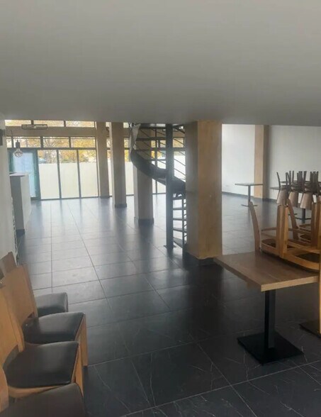 Retail in Le Bourget for lease - Interior Photo - Image 3 of 3