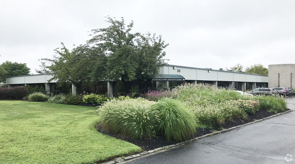 205 Froehlich Farm Blvd, Woodbury, NY for lease - Building Photo - Image 1 of 3