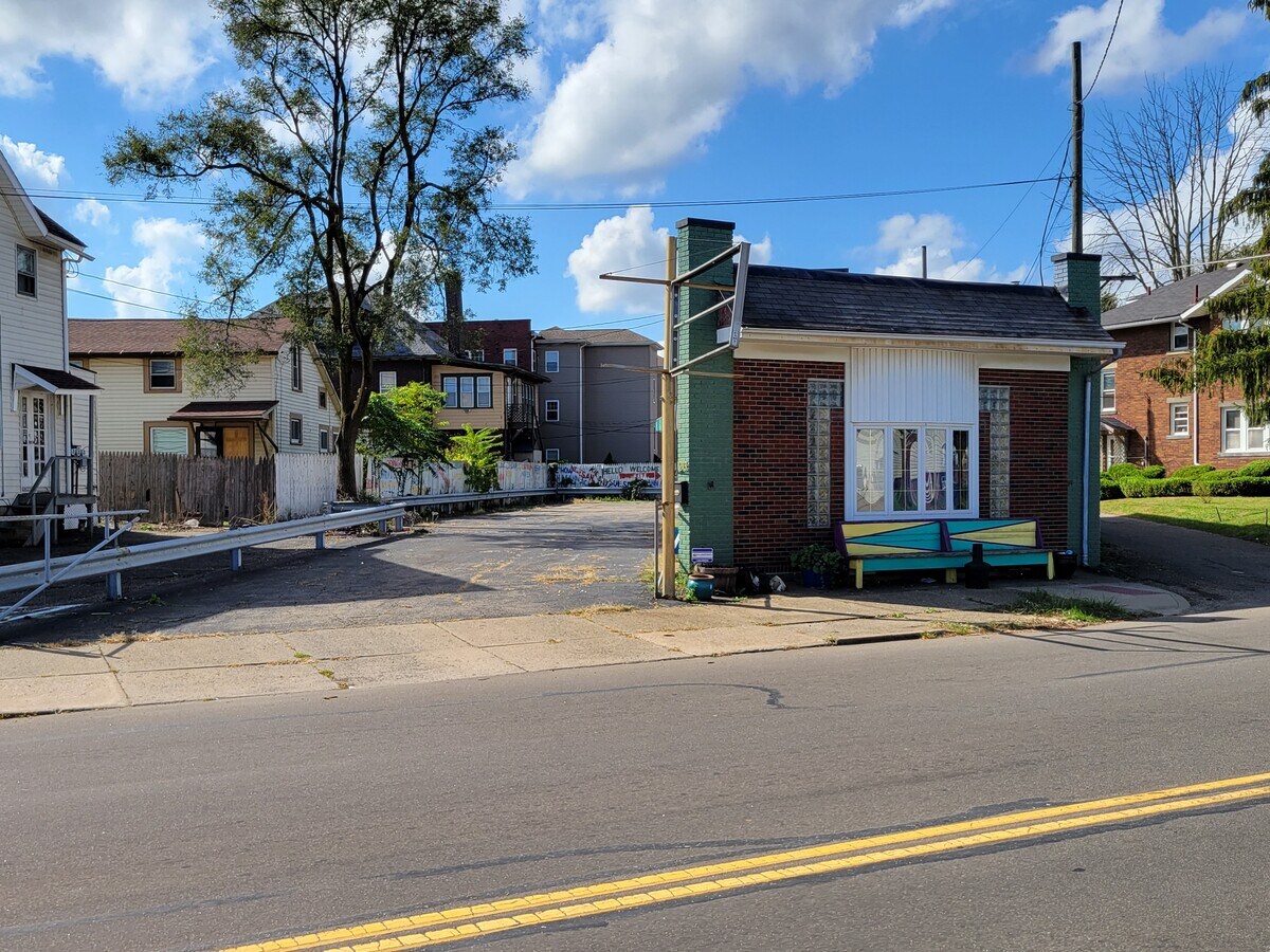 1213 Fulton Dr NW, Canton, OH 44703