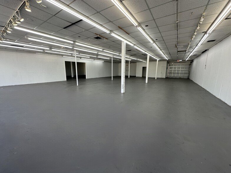 866-880 E Oakland Park Blvd, Fort Lauderdale, FL for lease - Interior Photo - Image 2 of 9