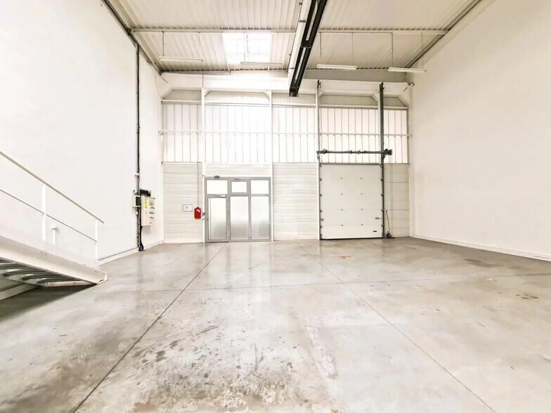 Flex in Palaiseau for lease - Interior Photo - Image 2 of 8