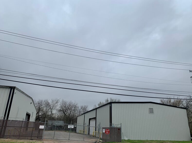 2703 Chalk Hill Rd, Dallas, TX for sale - Building Photo - Image 2 of 9