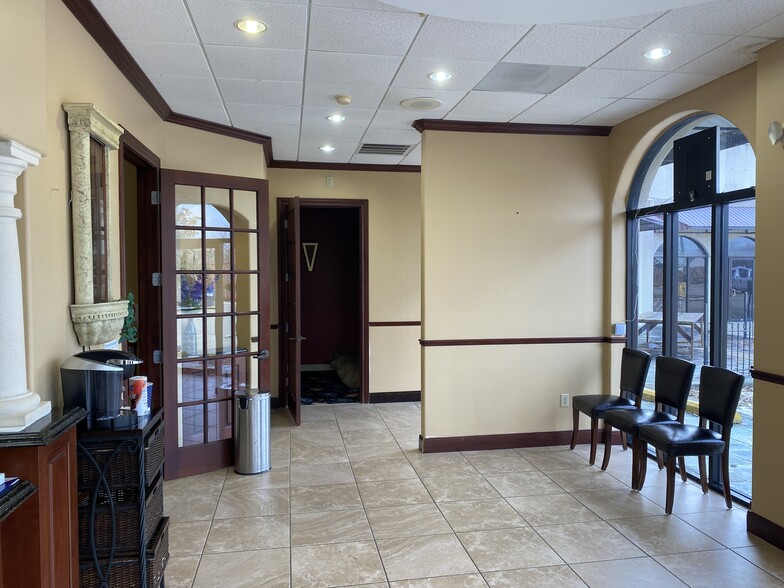 1001 S FM-270, League City, TX for lease - Lobby - Image 3 of 18