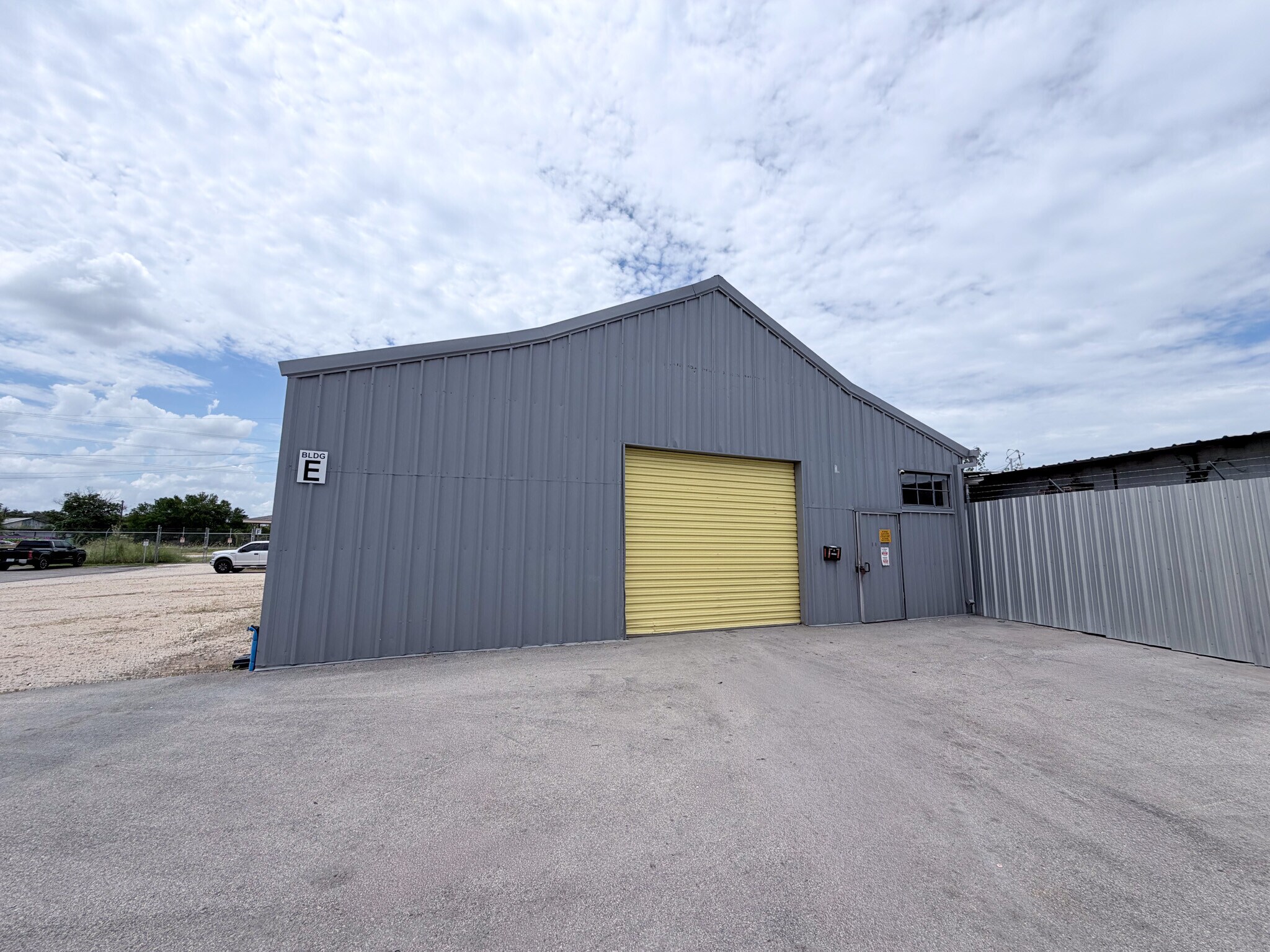 2915 S Zarzamora St, San Antonio, TX for lease Interior Photo- Image 1 of 12