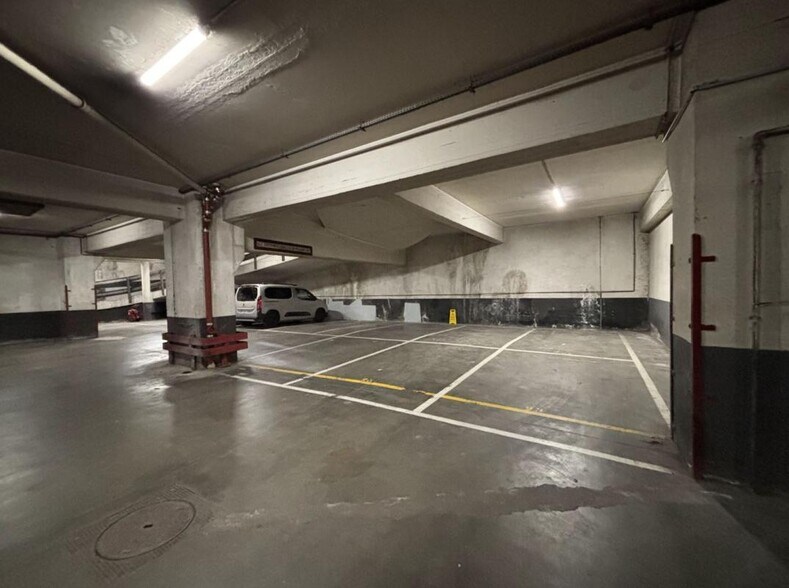Flex in Paris for lease - Building Photo - Image 2 of 6