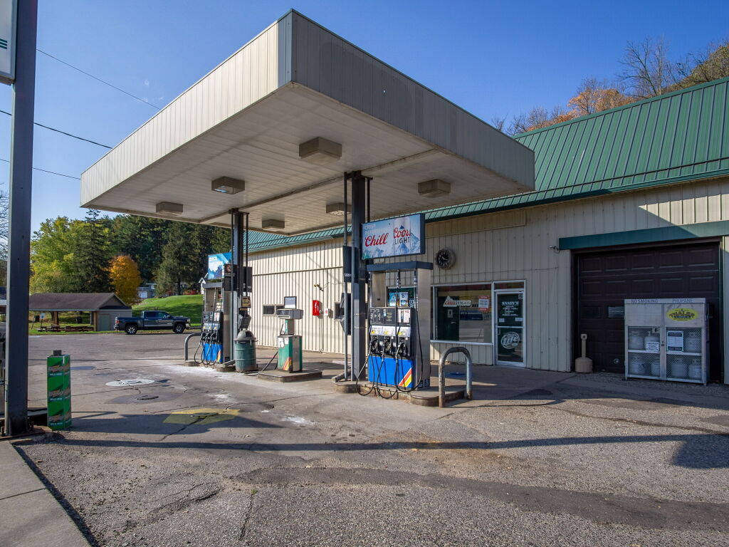 600 Main St, Plum City, WI 54761 Sandy's Grocery & Gas