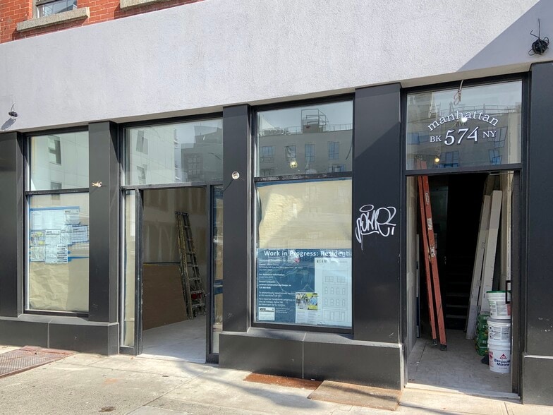 574 Manhattan Ave, Brooklyn, NY for sale - Building Photo - Image 1 of 1