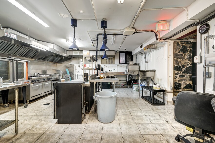 203-209 Rue Notre-Dame O, Montréal, QC for sale - Interior Photo - Image 1 of 1