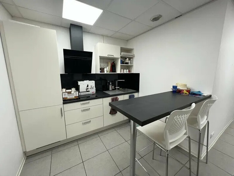 Office in Valence for lease - Interior Photo - Image 3 of 6