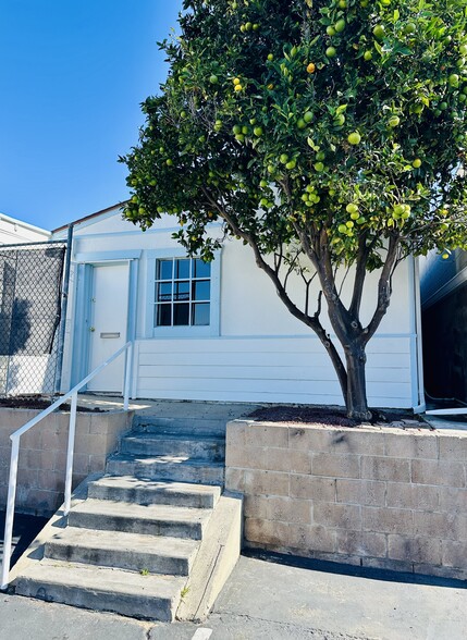 2621 Artesia Blvd, Redondo Beach, CA for lease - Building Photo - Image 1 of 4