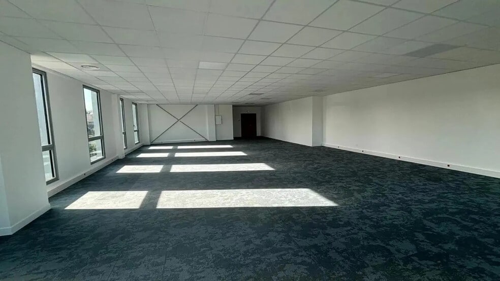 44 Rue Pierre Curie, Plaisir for lease - Building Photo - Image 2 of 12