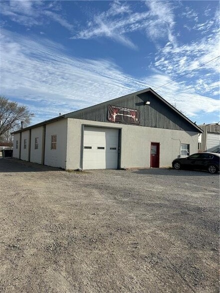 313 W Wilson St, Ottawa, KS for sale - Building Photo - Image 2 of 4