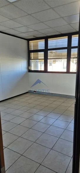 Office in Bron for lease - Interior Photo - Image 2 of 6