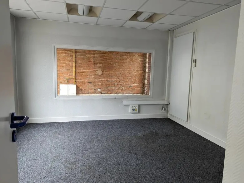 Retail in Pont-Saint-Pierre for sale - Interior Photo - Image 1 of 5