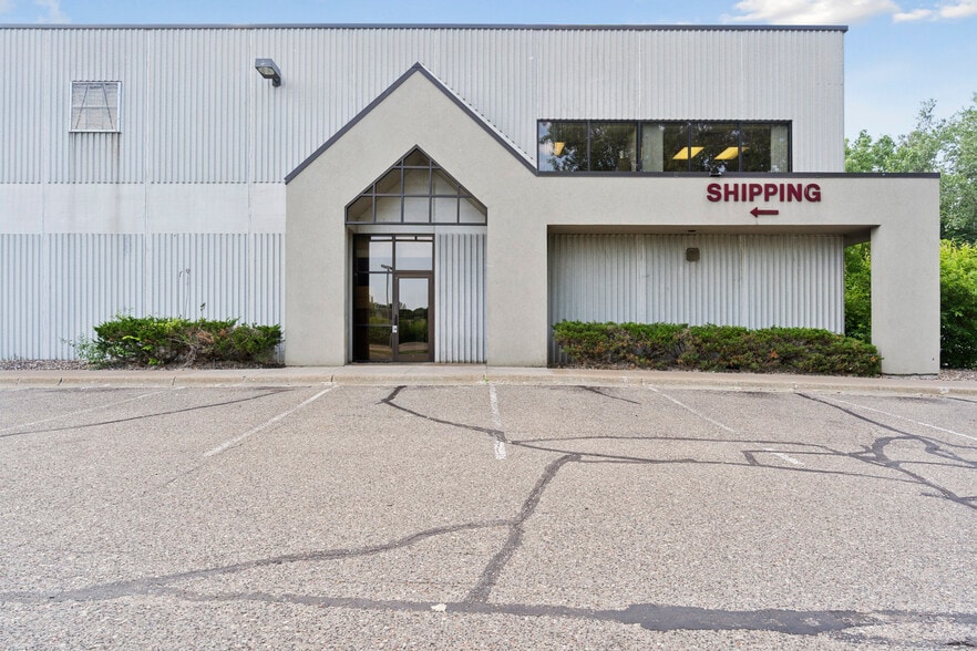 405 Commerce Ct, Vadnais Heights, MN for sale - Building Photo - Image 3 of 33