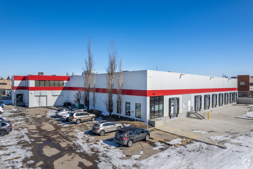 1726 25th Ave NE, Calgary, AB for sale - Primary Photo - Image 1 of 1