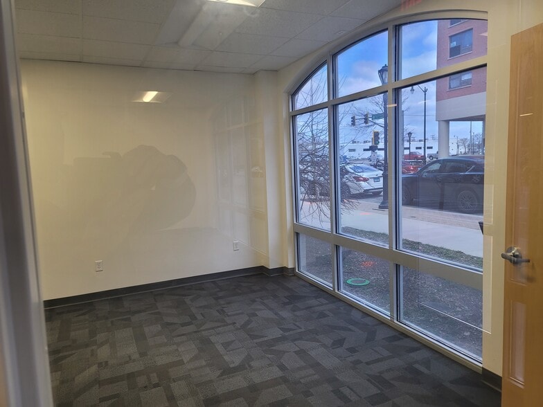 261 N 4th St, Springfield, IL for lease - Interior Photo - Image 3 of 11
