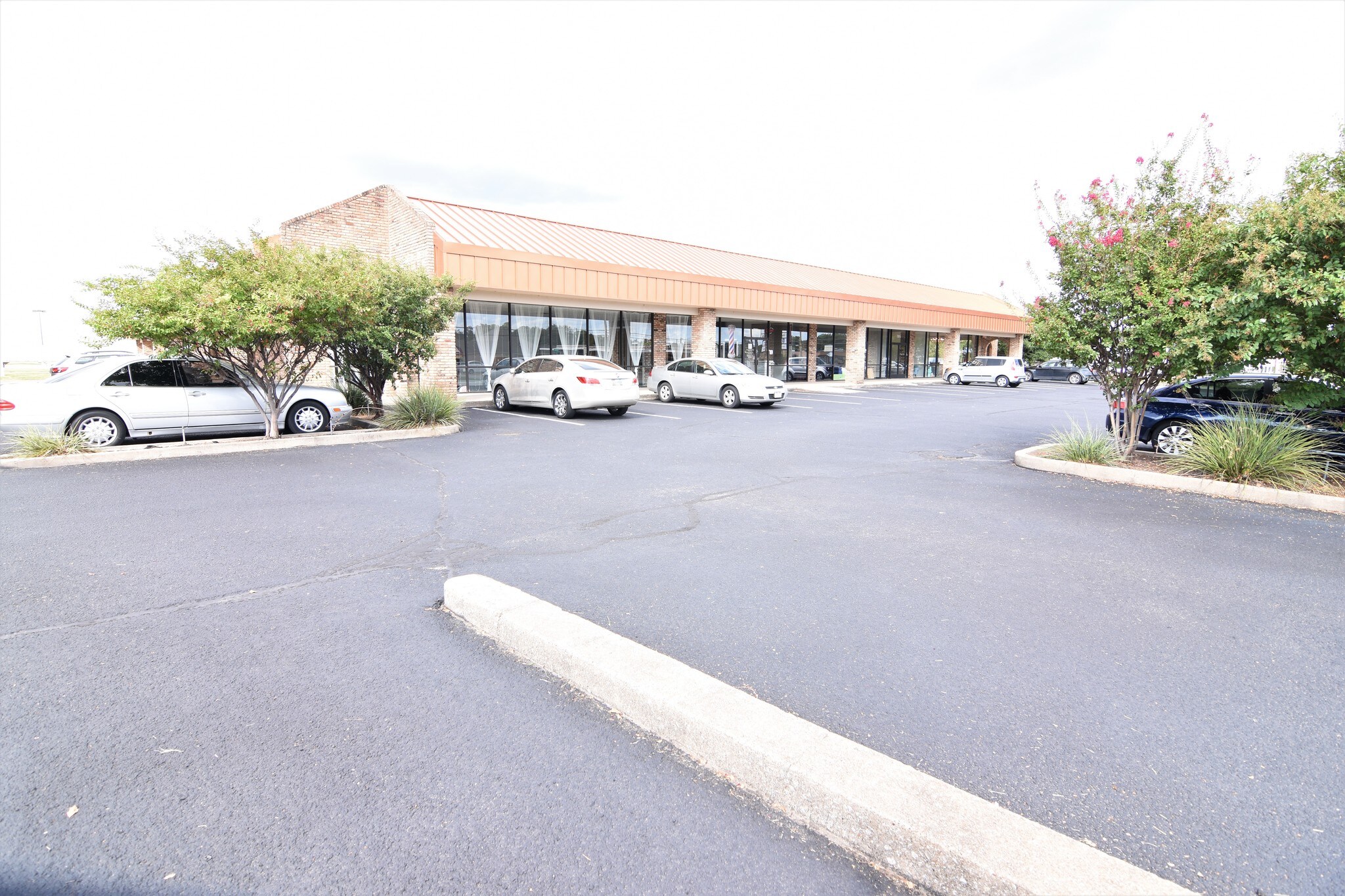 700 W Bedford Euless Rd, Hurst, TX 76053 OfficeRetail Space for Lease