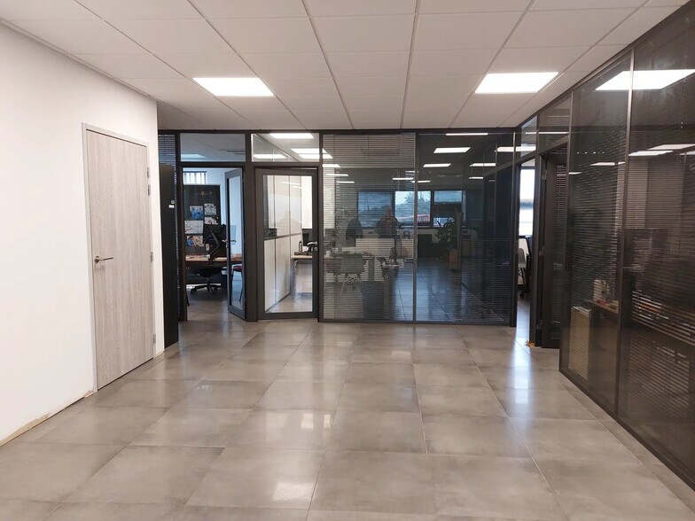 Office in Six-Fours-les-Plages for lease - Interior Photo - Image 2 of 5