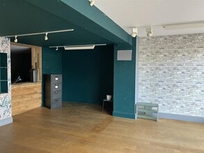 Victoria Pl, Axminster for lease Interior Photo- Image 1 of 6