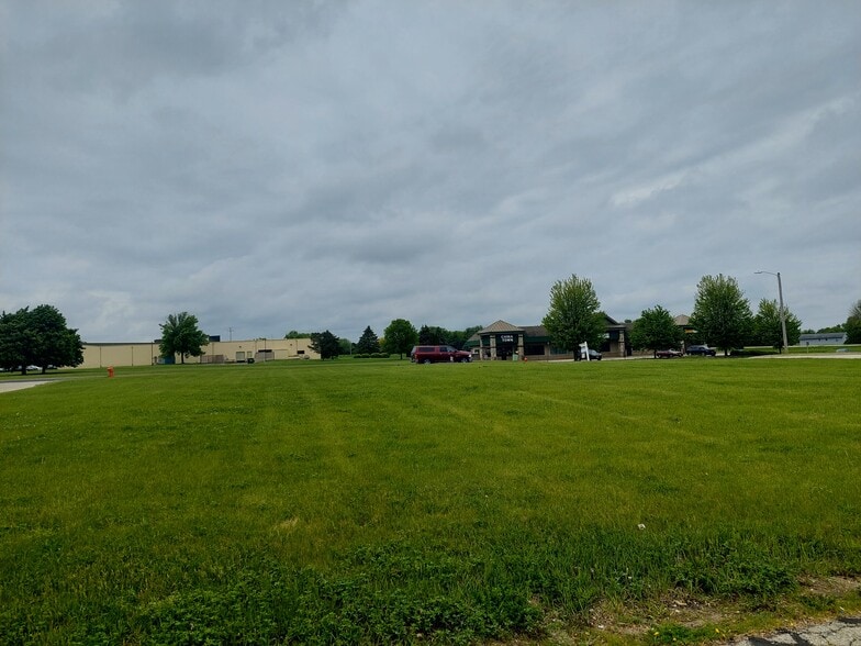 1334 Memorial Dr, Watertown, WI for sale - Building Photo - Image 2 of 4