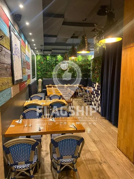 Retail in Paris for lease - Interior Photo - Image 1 of 4