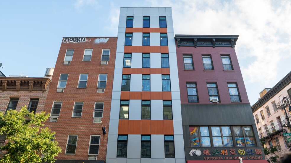 325 Grand St, New York, NY for lease - Building Photo - Image 1 of 15