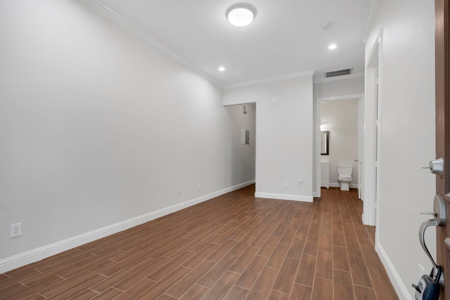 12818 Willow Centre, Houston, TX for sale - Interior Photo - Image 2 of 23