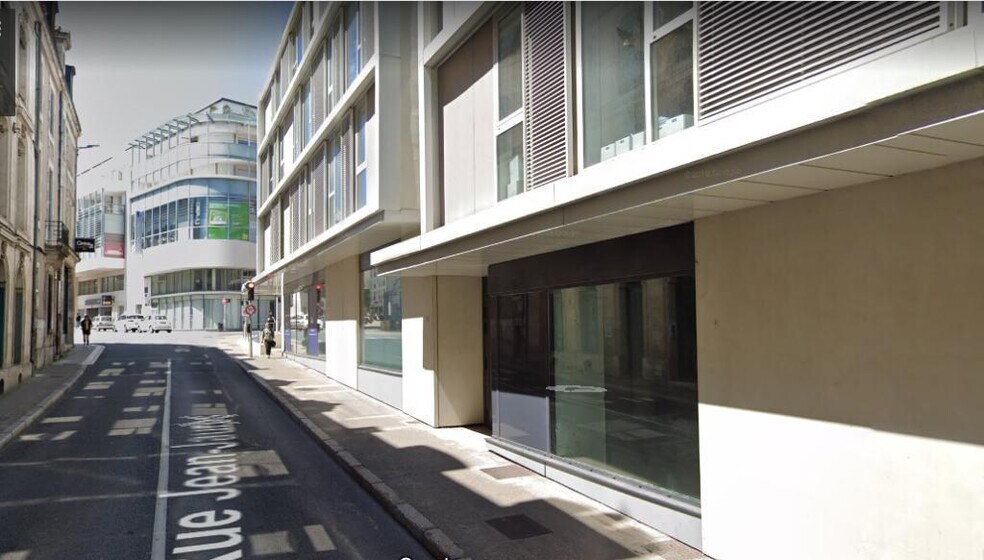 Retail in Poitiers for lease - Building Photo - Image 1 of 5