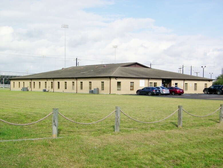 1115 E Sinton Blvd, Sinton, TX for sale - Building Photo - Image 1 of 1