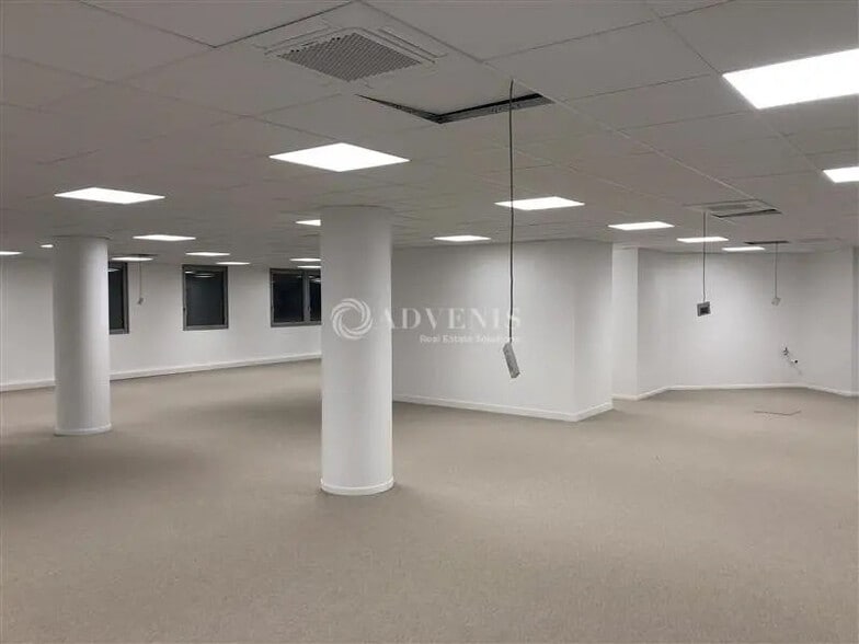 Office in Montigny-le-Bretonneux for lease - Interior Photo - Image 1 of 5