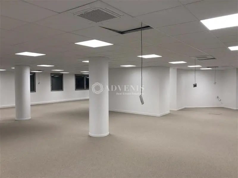 Office in Montigny-le-Bretonneux for lease Interior Photo- Image 1 of 6