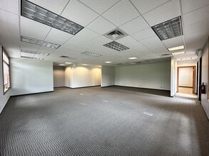 901 Chestnut Hills Pky, Fort Wayne, IN for sale Interior Photo- Image 2 of 10