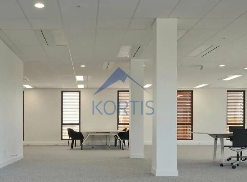 Office in Bron for lease - Interior Photo - Image 2 of 4