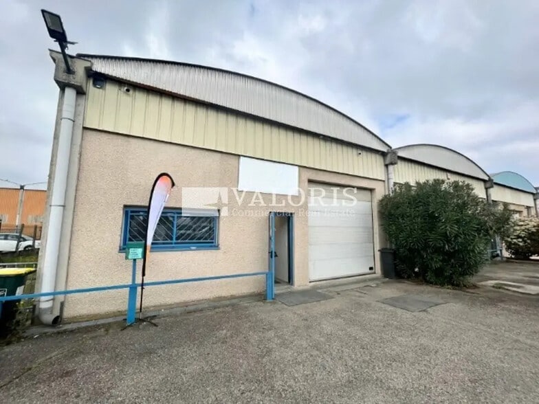 Flex in Saint-Priest for sale - Building Photo - Image 1 of 12
