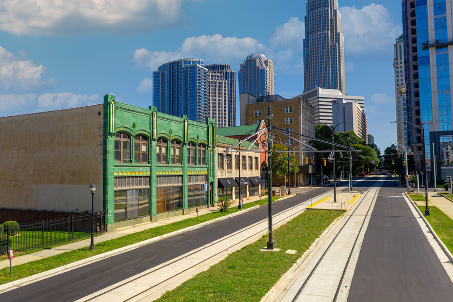 402 W Trade St, Charlotte, NC for lease - Building Photo - Image 1 of 8