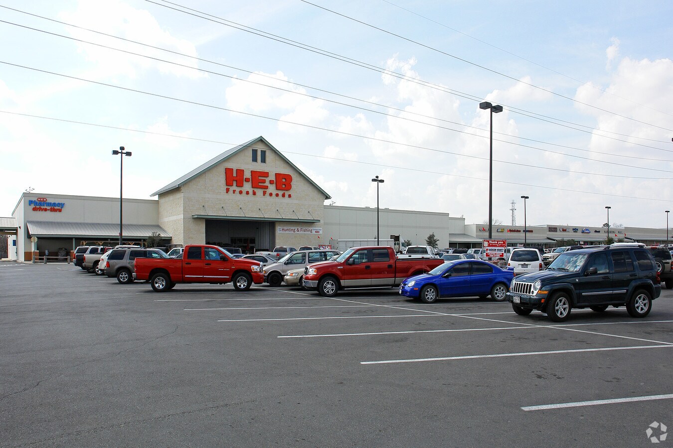 925 10th St, Floresville, TX 78114