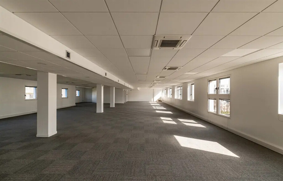 Office in Suresnes for sale - Building Photo - Image 2 of 9