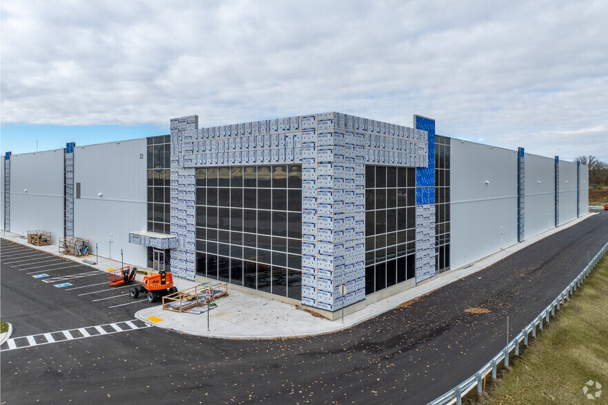 22 Medicorum Pl, Hamilton, ON for lease - Building Photo - Image 1 of 25