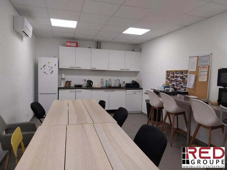 Industrial in Les Pennes-Mirabeau for lease - Building Photo - Image 2 of 13