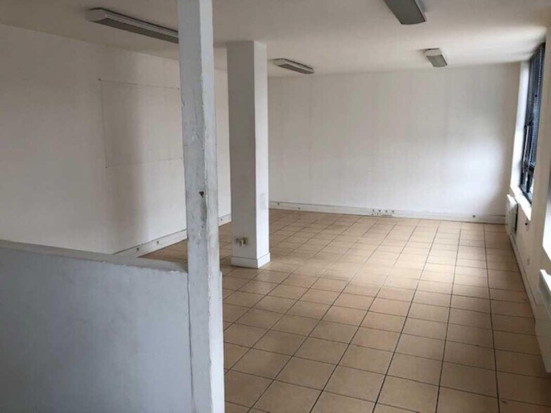 Retail in Elbeuf for lease - Interior Photo - Image 3 of 3