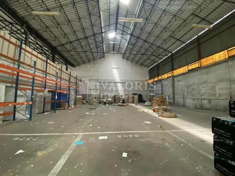 Flex in Lyon for lease - Interior Photo - Image 2 of 5