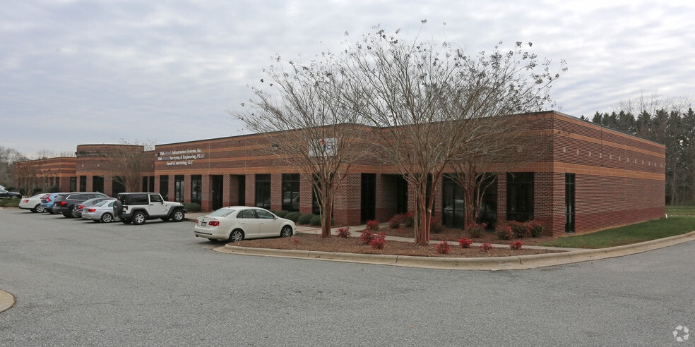 971-985 Pinebrook Knolls Dr, Winston-Salem, NC for lease - Building Photo - Image 1 of 5