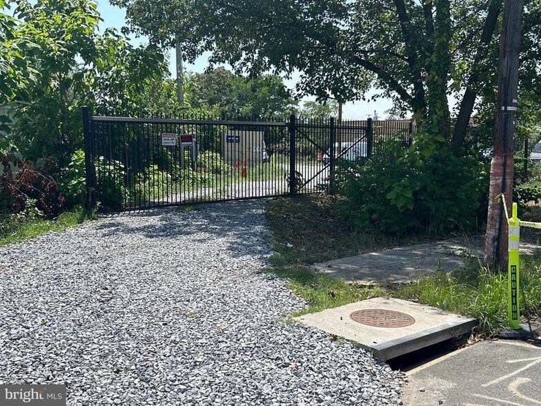 2405 Douglas Street, NE, Washington, DC for lease - Building Photo - Image 1 of 7