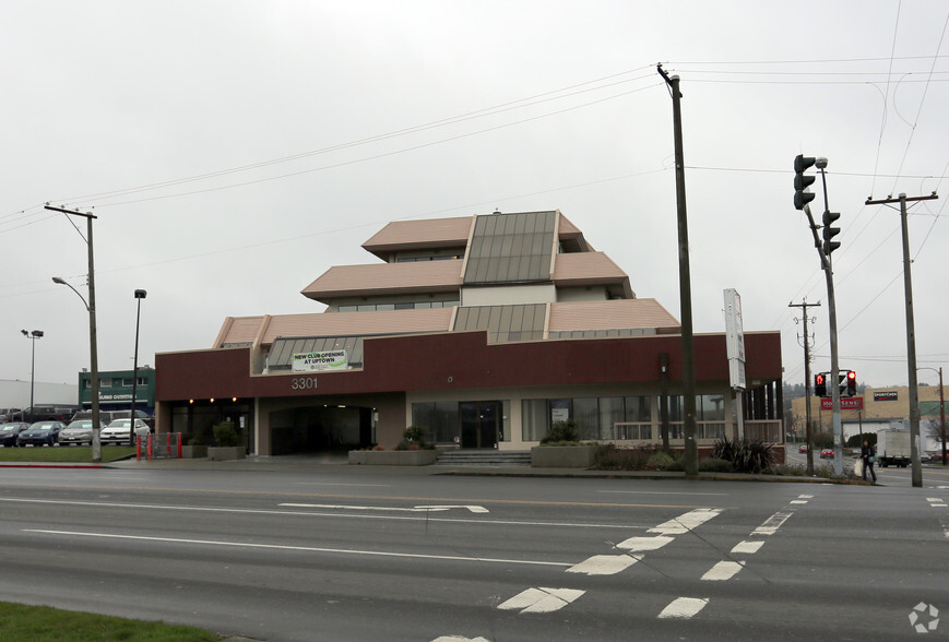 3301 Douglas St, Saanich, BC for lease - Building Photo - Image 3 of 4