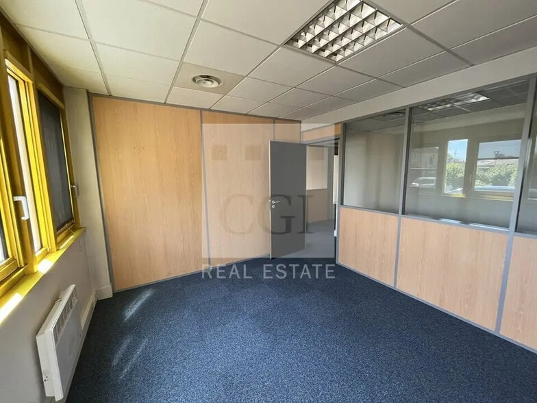 Office in Bron for lease - Interior Photo - Image 2 of 9