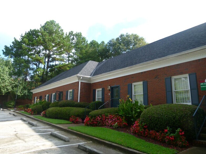 5472 Memorial Dr, Stone Mountain, GA for lease - Building Photo - Image 1 of 2