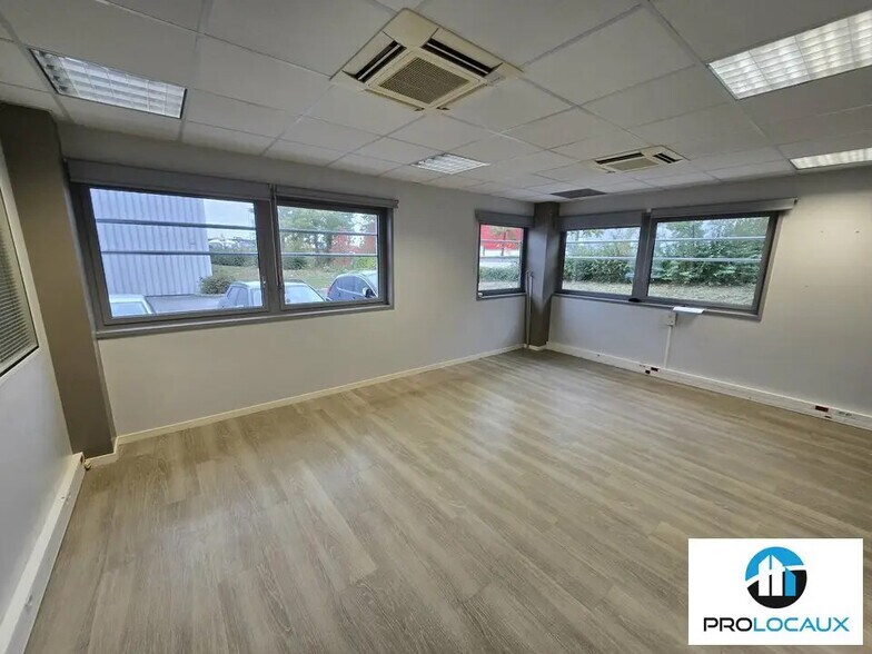 Office in Amiens for lease - Interior Photo - Image 1 of 3