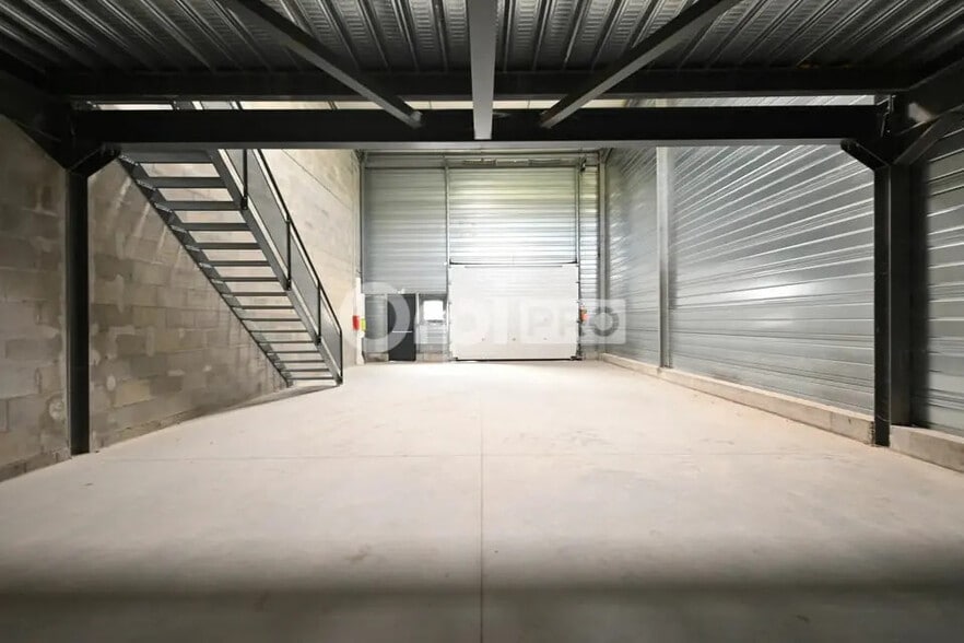 Flex in Saint-Priest for lease - Interior Photo - Image 2 of 9