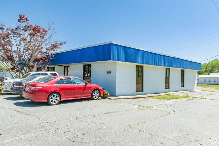 206 E Frazier Ave, Liberty, NC for sale - Primary Photo - Image 1 of 1